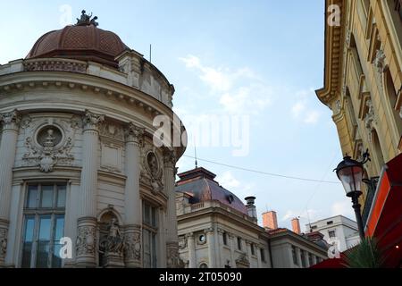Splendidi edifici storici nella città vecchia nel centro di Bucarest, Romania Foto Stock