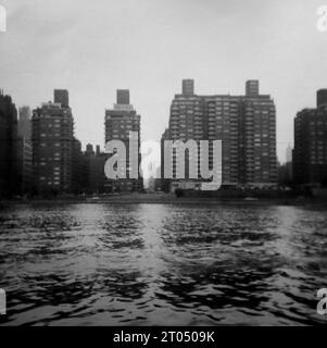 Isolati di appartamenti sul lungomare di Manhattan, visti durante una gita in barca. Questa fotografia è tratta da un album personale non attribuito di fotografie di una crociera a New York datata 29 giugno al 13 agosto 1956. Salpando da Liverpool a bordo della nave Cunard M.V. Britannic e tornando da New York a Southampton a bordo della nave Cunard R.M.S. Queen Mary. Le dimensioni medie delle fotografie originali erano di 4 x 3 pollici. Foto Stock