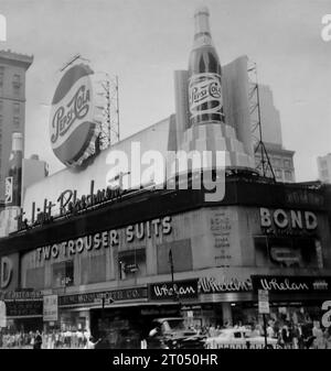 La Pepsi Cola firma sopra una fila di negozi, tra cui F.W. Woolworth. Questa fotografia è tratta da un album personale non attribuito di fotografie di una crociera a New York datata 29 giugno al 13 agosto 1956. Salpando da Liverpool a bordo della nave Cunard M.V. Britannic e tornando da New York a Southampton a bordo della nave Cunard R.M.S. Queen Mary. Le dimensioni medie delle fotografie originali erano di 4 x 3 pollici. Foto Stock