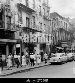 Vista sulla strada a Chinatown, incluso il “Grand 10 Restaurant”. Questa fotografia è tratta da un album personale non attribuito di fotografie di una crociera a New York datata 29 giugno al 13 agosto 1956. Salpando da Liverpool a bordo della nave Cunard M.V. Britannic e tornando da New York a Southampton a bordo della nave Cunard R.M.S. Queen Mary. Le dimensioni medie delle fotografie originali erano di 4 x 3 pollici. Foto Stock