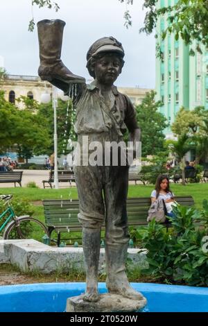 Statua di metallo nella fontana conosciuta come bambino con stivale. L'acqua scorre nel luogo famoso. Il pezzo fa parte del Parque Leoncio Vidal in the Down Foto Stock