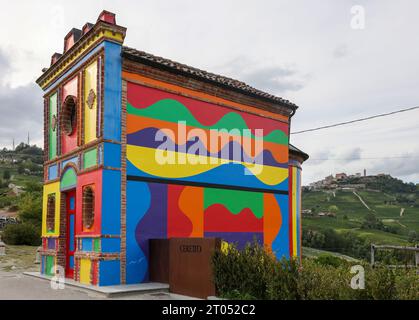 La Morra, Piemonte, Italia - 8 settembre 2022: La Cappella della Madonna delle grazie. Più comunemente Cappella del Barolo o Cappella delle Brunate vicino a la Foto Stock