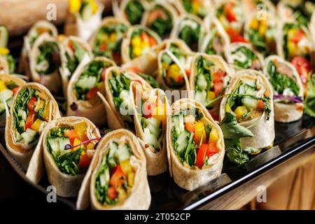 Set di snack con involtini di verdure all'evento nuziale Foto Stock