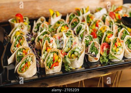 Set di snack con involtini di verdure all'evento nuziale Foto Stock