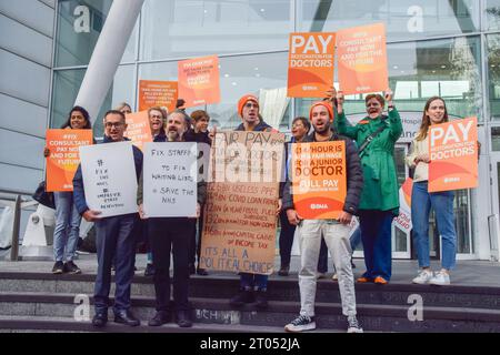 Londra, Regno Unito. 4 ottobre 2023. British Medical Association (BMA) picchetto fuori University College Hospital come consulenti NHS e medici in formazione continuano il loro sciopero congiunto sulla paga. Credito: Vuk Valcic/Alamy Live News Foto Stock