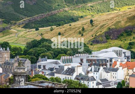 Vista del Parlamento scozzese e del Palazzo Holyrood con Holyrood Park, Edimburgo, Scozia, Regno Unito Foto Stock