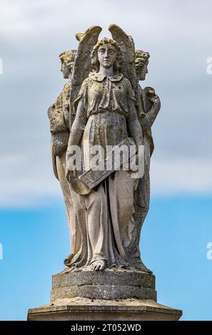 Statua religiosa in pietra di tre angeli, villaggio di East Saltoun, East Lothian, Scozia, Regno Unito Foto Stock