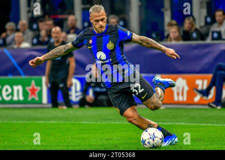 Milano, Italia. 3 ottobre 2023. Federico Dimarco (32) di Inter visto durante la partita di UEFA Champions League tra Inter e Benfica a Giuseppe Meazza a Milano. (Foto: Gonzales Photo - Tommaso Fimiano). Foto Stock