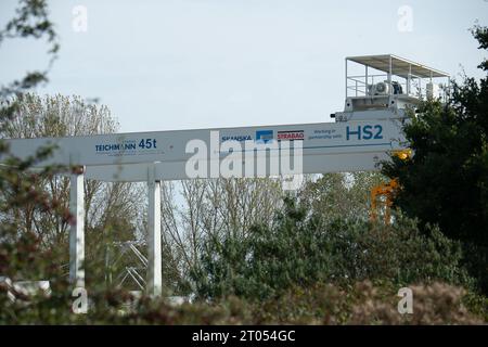 West Ruislip, London Borough of Hillingdon, Regno Unito. 4 ottobre 2023. Questa mattina, il primo Ministro Rishi Sunak ha confermato alla Conferenza del Partito Conservatore che la gamba settentrionale della ferrovia ad alta velocità HS2 sarà cancellata. Il governo "reinvestirà i risparmi di 36 miliardi di sterline in centinaia di nuovi progetti di trasporto nel Nord, nelle Midlands e in tutto il paese”. Credito: Maureen McLean/Alamy Live News Foto Stock