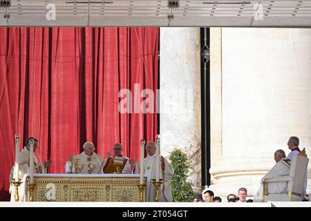 Roma, Italia. 4 ottobre 2023. Italia, Roma, città del Vaticano, 4 ottobre 2023 Papa Francesco celebra la messa con i nuovi cardinali e l'apertura del Sinodo dei Vescovi a San Piazza Pietro.Fotografia di Vatican Media /Catholic Press foto LIMITATA ALL'USO EDITORIALE - NIENTE MARKETING - NIENTE CAMPAGNE PUBBLICITARIE credito: Agenzia fotografica indipendente/Alamy Live News Foto Stock