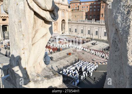 Roma, Italia. 4 ottobre 2023. Italia, Roma, città del Vaticano, 4 ottobre 2023 Papa Francesco celebra la messa con i nuovi cardinali e l'apertura del Sinodo dei Vescovi a San Piazza Pietro.Fotografia di Vatican Media /Catholic Press foto LIMITATA ALL'USO EDITORIALE - NIENTE MARKETING - NIENTE CAMPAGNE PUBBLICITARIE credito: Agenzia fotografica indipendente/Alamy Live News Foto Stock