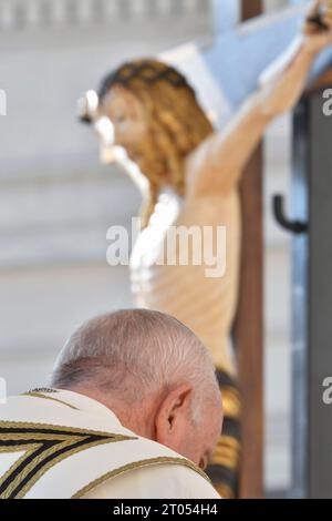 Roma, Italia. 4 ottobre 2023. Italia, Roma, città del Vaticano, 4 ottobre 2023 Papa Francesco celebra la messa con i nuovi cardinali e l'apertura del Sinodo dei Vescovi a San Piazza Pietro.Fotografia di Vatican Media /Catholic Press foto LIMITATA ALL'USO EDITORIALE - NIENTE MARKETING - NIENTE CAMPAGNE PUBBLICITARIE credito: Agenzia fotografica indipendente/Alamy Live News Foto Stock