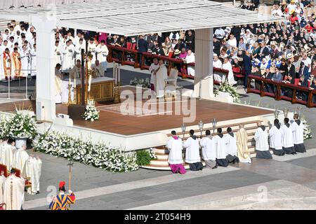 Roma, Italia. 4 ottobre 2023. Italia, Roma, città del Vaticano, 4 ottobre 2023 Papa Francesco celebra la messa con i nuovi cardinali e l'apertura del Sinodo dei Vescovi a San Piazza Pietro.Fotografia di Vatican Media /Catholic Press foto LIMITATA ALL'USO EDITORIALE - NIENTE MARKETING - NIENTE CAMPAGNE PUBBLICITARIE credito: Agenzia fotografica indipendente/Alamy Live News Foto Stock