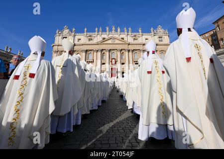 Roma, Italia. 4 ottobre 2023. Italia, Roma, città del Vaticano, 4 ottobre 2023 Papa Francesco celebra la messa con i nuovi cardinali e l'apertura del Sinodo dei Vescovi a San Piazza Pietro.Fotografia di Vatican Media /Catholic Press foto LIMITATA ALL'USO EDITORIALE - NIENTE MARKETING - NIENTE CAMPAGNE PUBBLICITARIE credito: Agenzia fotografica indipendente/Alamy Live News Foto Stock