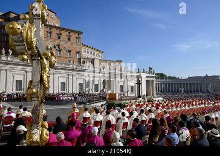 Roma, Italia. 4 ottobre 2023. Italia, Roma, città del Vaticano, 4 ottobre 2023 Papa Francesco celebra la messa con i nuovi cardinali e l'apertura del Sinodo dei Vescovi a San Piazza Pietro.Fotografia di Vatican Media /Catholic Press foto LIMITATA ALL'USO EDITORIALE - NIENTE MARKETING - NIENTE CAMPAGNE PUBBLICITARIE credito: Agenzia fotografica indipendente/Alamy Live News Foto Stock