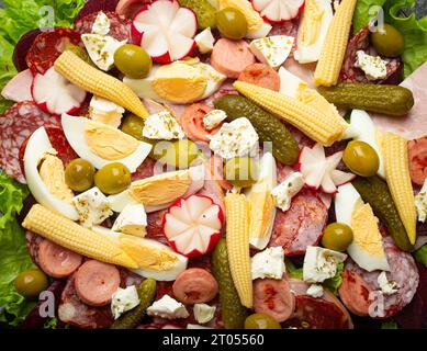 Vista ravvicinata di Fiambre, insalata di Guatemala, Messico e America Latina con affettati e verdure sott'aceto di stagione. Piatto festivo per tutti i Santi Foto Stock