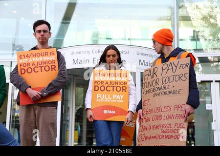 Londra, Regno Unito. 4 ottobre 2023. Il personale medico dimostra per una paga più alta presso l'ospedale universitario Euston. Crediti: Uwe Deffner/Alamy Live News Foto Stock