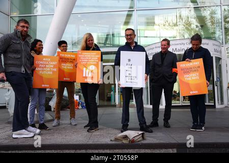 Londra, Regno Unito. 4 ottobre 2023. Il personale medico dimostra per una paga più alta presso l'ospedale universitario Euston. Crediti: Uwe Deffner/Alamy Live News Foto Stock