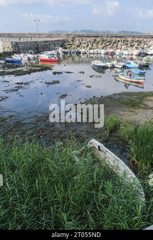 Reportage - il molo dei pescatori dei campi Flegrei nel porto di Pozzuoli è rimasto quasi privo di acqua di mare a causa del bradicardia che in questo periodo si intensifica in tutta la zona dei campi Flegrei che poggia sulla caldera più grande d'Europa. Il bradicseismo fa salire il terreno e, in questo caso, le barche dei pescatori sono rimaste asciutte a terra. Pozzuoli, Napoli Solfatara Italia Copyright: XAntonioxBalascox/xLiveMediax LPN 1077267 Foto Stock