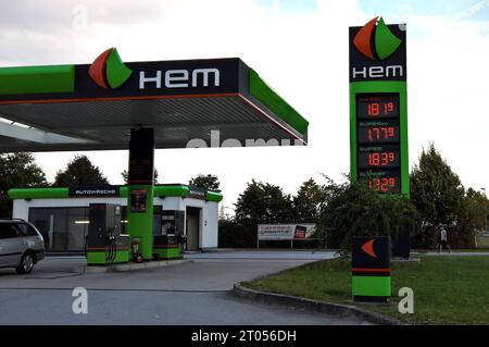 HEM Tankstelle, Deutsche Tamoil. Die Deutsche Tamoil GmbH, vormals Hermann Eggert Mineralöle mit Sitz ad Amburgo, ist die deutsche Tochter der libyschen Tamoil-Gruppe. Die Gesellschaft betreibt eine raffinerie in Hamburg-Harburg und unter den Marken Tamoil und HEM - steht für Hamburg Eggert Mineralöle - ein Tankstellennetz *** stazione di servizio HEM, Deutsche Tamoil Deutsche Tamoil GmbH, ex Hermann Eggert Mineralöle, con sede ad Amburgo, è la filiale tedesca del gruppo libico Tamoil, la società gestisce una raffineria ad Amburgo Harburg e, con i marchi Tamoil and HEM, Hamburg Eggert mi Foto Stock