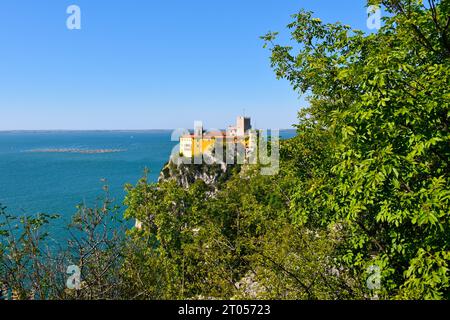 Il castello di Duino e il mare adriatico a Duino-Aurisina, vicino a Trieste, Italia Foto Stock