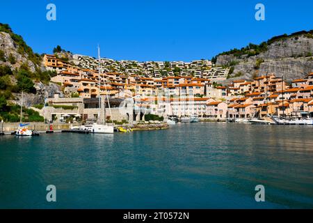 Villaggio turistico sulla costa adriatica a Portopiccolo Sistiana a Duino-Aurisina, vicino Trieste, Italia Foto Stock