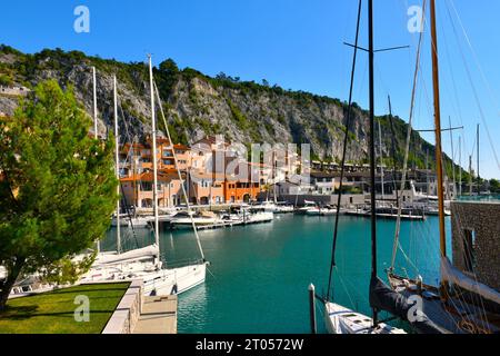 Vista sul porticciolo di Portopiccolo Sistiana o di Sesljan a Duino-Aurisina sulla costa adriatica vicino a Trieste, Italia Foto Stock