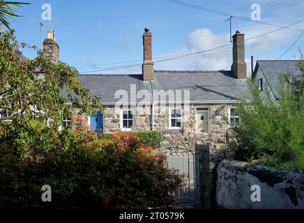 Vecchi cottage, ora usati come case vacanze, nella comunità costiera di Morfa Nefyn, Gwynedd, penisola di Llyn, Galles del Nord, Regno Unito Foto Stock