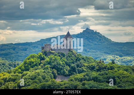 Paesaggio estivo con il castello medievale di Somoska in Slovacchia, Europa. Foto Stock