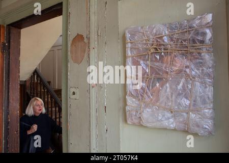 Londra, Regno Unito. 4 ottobre 2023. Le prime opere dell'artista Christo sono esposte in una casa storica di Spitalfields. Al 4 di Princelet Street una casa di tessitori di seta Heugenot è stata rilevata dai commercianti d'arte Gagosian fino al 22 ottobre per una mostra di rare opere confezionate da Christo, tra cui i primissimi oggetti che abbia mai avvolto. La "pittura avvolta" risale al 1962. Crediti: Anna Watson/Alamy Live News Foto Stock