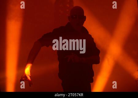 Andrew Eldritch von the Sisters of Mercy vive in Capitol. Hannover, 02.10.2023 *** Andrew Eldritch delle Sorelle della Misericordia in diretta al Capitol Hannover, 02 10 2023 foto:XR.xKeuntjex/xFuturexImagex Sisters 3005 Credit: Imago/Alamy Live News Foto Stock