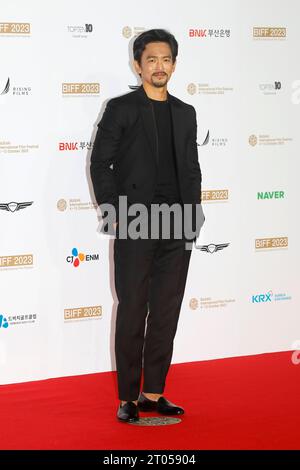 Busan, Corea del Sud. 4 ottobre 2023. 4 ottobre 2023-Busan, Corea del Sud-l'attore John Cho posa per un fotowall durante il 28° Busan International Film Festival Red Carpet Event al Busan Cinema Center di Busan, Corea del Sud (Credit Image: © Ryu Seung-il/ZUMA Press Wire) SOLO PER USO EDITORIALE! Non per USO commerciale! Foto Stock