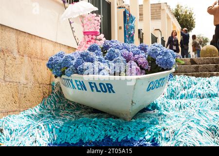 COSTITX, MAIORCA, SPAGNA - 1° MAGGIO 2018: Barca decorata con fiori di ortensia blu sulla "Costitx en Flor" (Costitx in fiore) Fiere, Maiorca, Spagna Foto Stock