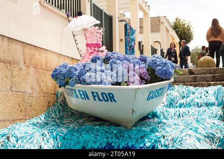 COSTITX, MAIORCA, SPAGNA - 1° MAGGIO 2018: Barca decorata con fiori di ortensia blu sulla "Costitx en Flor" (Costitx in fiore) Fiere, Maiorca, Spagna Foto Stock