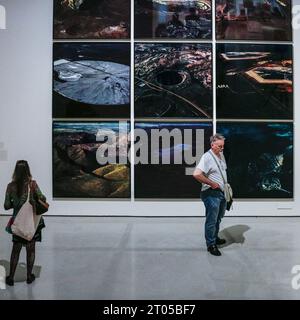 Londra, Regno Unito. 4 ottobre 2023. "RE/SISTERS: A Lens on Gender and Ecology" è una nuova mostra alla Barbican Art Gallery che riunisce il lavoro di quasi 50 artisti, analizzando il rapporto tra genere ed ecologia attraverso film, fotografia e installazione. La mostra si svolge fino al 14 gennaio 2024. Crediti: Imageplotter/Alamy Live News Foto Stock