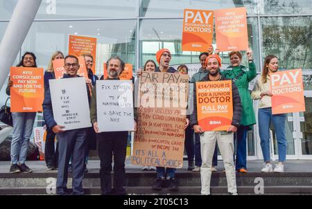 Londra, Regno Unito. 4 ottobre 2023. I medici stanno con cartelli a sostegno della paga equa al picchetto British Medical Association (BMA) fuori University College Hospital come consulenti NHS (National Health Service) e medici in formazione continuano il loro sciopero congiunto sulla paga. (Foto di Vuk Valcic/SOPA Images/Sipa USA) credito: SIPA USA/Alamy Live News Foto Stock