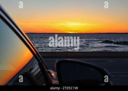 Tramonto sull'oceano con finestrino Foto Stock