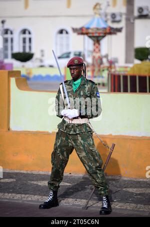 Praia, Capo Verde. 4 ottobre 2023. Un soldato della Guardia d'Onore Presidenziale di Capo Verde attende di fronte al Palazzo dell'Altopiano, dove il presidente tedesco Steinmeier sarà accolto con onori militari. Il Presidente Steinmeier è in visita di stato di due giorni nella Repubblica di Capo Verde (Cabo Verde). Crediti: Bernd von Jutrczenka/dpa/Alamy Live News Foto Stock