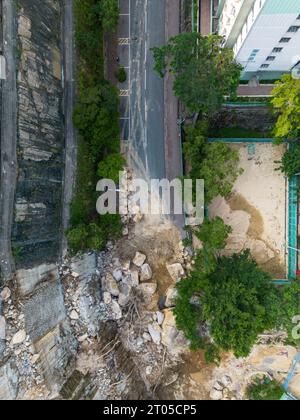 (NOTA DELL'EDITORE: Immagine scattata con un drone)una vista aerea della frana che ha chiuso Yiu Hing Road dall'inizio di settembre. Quasi un mese dopo che le forti piogge hanno causato una frana nei pressi della tenuta Yiu Tung a Shau Kei Wan, il governo di Hong Kong ha detto che sarebbero passati diversi mesi prima che la strada potesse essere aperta. Sono stati necessari ulteriori interventi per bloccare i detriti sciolti e stabilizzare i grandi massi ancora pendenti dalla pendenza. Con un altro tifone che si avvicina a Hong Kong, alcuni temono che in quest'area potrebbero verificarsi ulteriori danni. Foto Stock