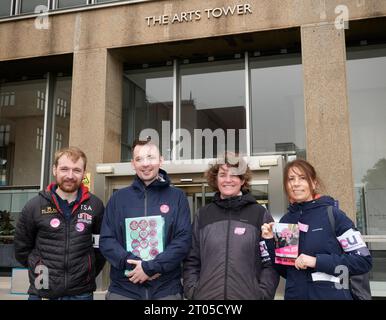 Personale dell'Università di Sheffield in servizio di picchetto durante lo sciopero su retribuzioni, pensioni e condizioni di lavoro all'esterno dell'Arts Tower Foto Stock