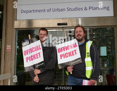 Il personale dell'Università di Sheffield è impegnato in lavori di picchetto al di fuori dei dipartimenti di Geografia, studi urbani e pianificazione Foto Stock