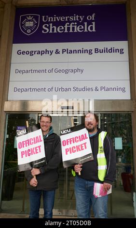 Il personale dell'Università di Sheffield è impegnato in lavori di picchetto al di fuori dei dipartimenti di Geografia, studi urbani e pianificazione Foto Stock