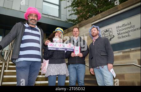 Personale dell'Università di Sheffield in servizio di picchetto durante lo sciopero per la riforma delle pensioni della USS al di fuori della Sheffield University Management School Foto Stock