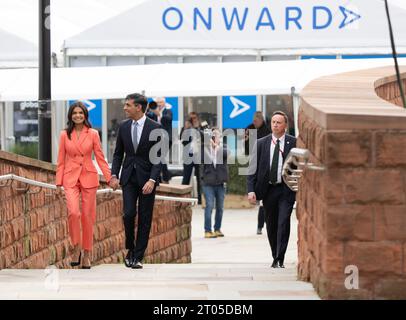 Manchester, Regno Unito. 4 ottobre 2023 il primo Ministro Rishi Sunak e la moglie, Akshata Murthy, camminano dal Midland Hotel al Centro Congressi di Manchester dove ha tenuto il discorso presentato da sua moglie Akshata Murthy. Manchester Regno Unito. Crediti: GaryRobertsphotography/Alamy Live News Credit: GaryRobertsphotography/Alamy Live News Foto Stock