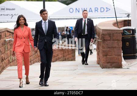 Manchester, Regno Unito. 4 ottobre 2023 il primo Ministro Rishi Sunak e la moglie, Akshata Murthy, camminano dal Midland Hotel al Centro Congressi di Manchester dove ha tenuto il discorso presentato da sua moglie Akshata Murthy. Manchester Regno Unito. Crediti: GaryRobertsphotography/Alamy Live News Credit: GaryRobertsphotography/Alamy Live News Foto Stock