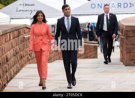 Manchester, Regno Unito. 4 ottobre 2023 il primo Ministro Rishi Sunak e la moglie, Akshata Murthy, camminano dal Midland Hotel al Centro Congressi di Manchester dove ha tenuto il discorso presentato da sua moglie Akshata Murthy. Manchester Regno Unito. Crediti: GaryRobertsphotography/Alamy Live News Credit: GaryRobertsphotography/Alamy Live News Foto Stock