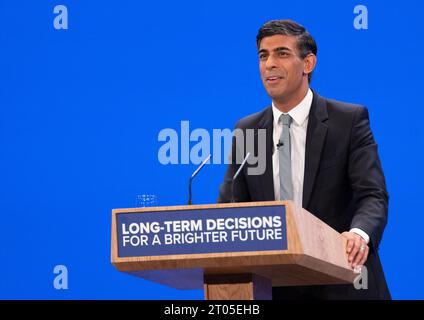 Manchester, Regno Unito. 4 ottobre 2023. Rishi Sunak il primo ministro britannico pronuncia il discorso finale della conferenza del partito conservatore del 2023. Penny Mordaunt e Johnny Mercer avevano entrambi tenuto discorsi prima. Il primo ministro ha camminato dal Midland Hotel al centro conferenze di Manchester dove ha tenuto il discorso presentato da sua moglie Akshata Murthy. Manchester Regno Unito. Crediti: GaryRobertsphotography/Alamy Live News Foto Stock