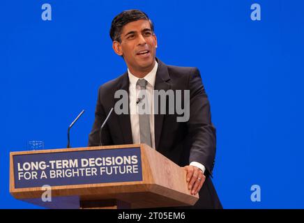 Manchester, Regno Unito. 4 ottobre 2023. Rishi Sunak il primo ministro britannico pronuncia il discorso finale della conferenza del partito conservatore del 2023. Penny Mordaunt e Johnny Mercer avevano entrambi tenuto discorsi prima. Il primo ministro ha camminato dal Midland Hotel al centro conferenze di Manchester dove ha tenuto il discorso presentato da sua moglie Akshata Murthy. Manchester Regno Unito. Crediti: GaryRobertsphotography/Alamy Live News Foto Stock