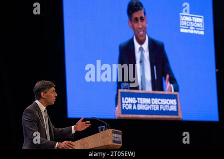 Manchester, Regno Unito. 4 ottobre 2023. Rishi Sunak il primo ministro britannico pronuncia il discorso finale della conferenza del partito conservatore del 2023. Penny Mordaunt e Johnny Mercer avevano entrambi tenuto discorsi prima. Il primo ministro ha camminato dal Midland Hotel al centro conferenze di Manchester dove ha tenuto il discorso presentato da sua moglie Akshata Murthy. Manchester Regno Unito. Crediti: GaryRobertsphotography/Alamy Live News Foto Stock