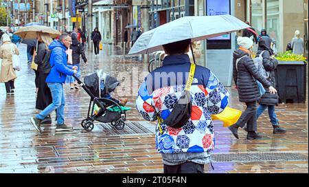 Glasgow, Scozia, Regno Unito. 4 ottobre 2023. Tempo nel Regno Unito: Bagnato e ventoso ha visto un diluvio in città . Credit Gerard Ferry/Alamy Live News Foto Stock